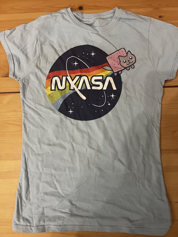 Koszulka polskiej firmy Othertees z kotem Nyan i logiem NASA