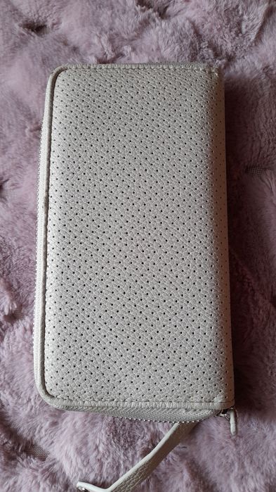 Гаманці  .  . . .