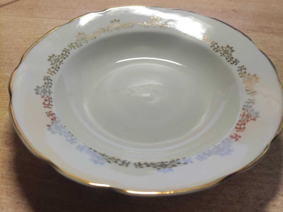 Тарелки глубокие и мелкие