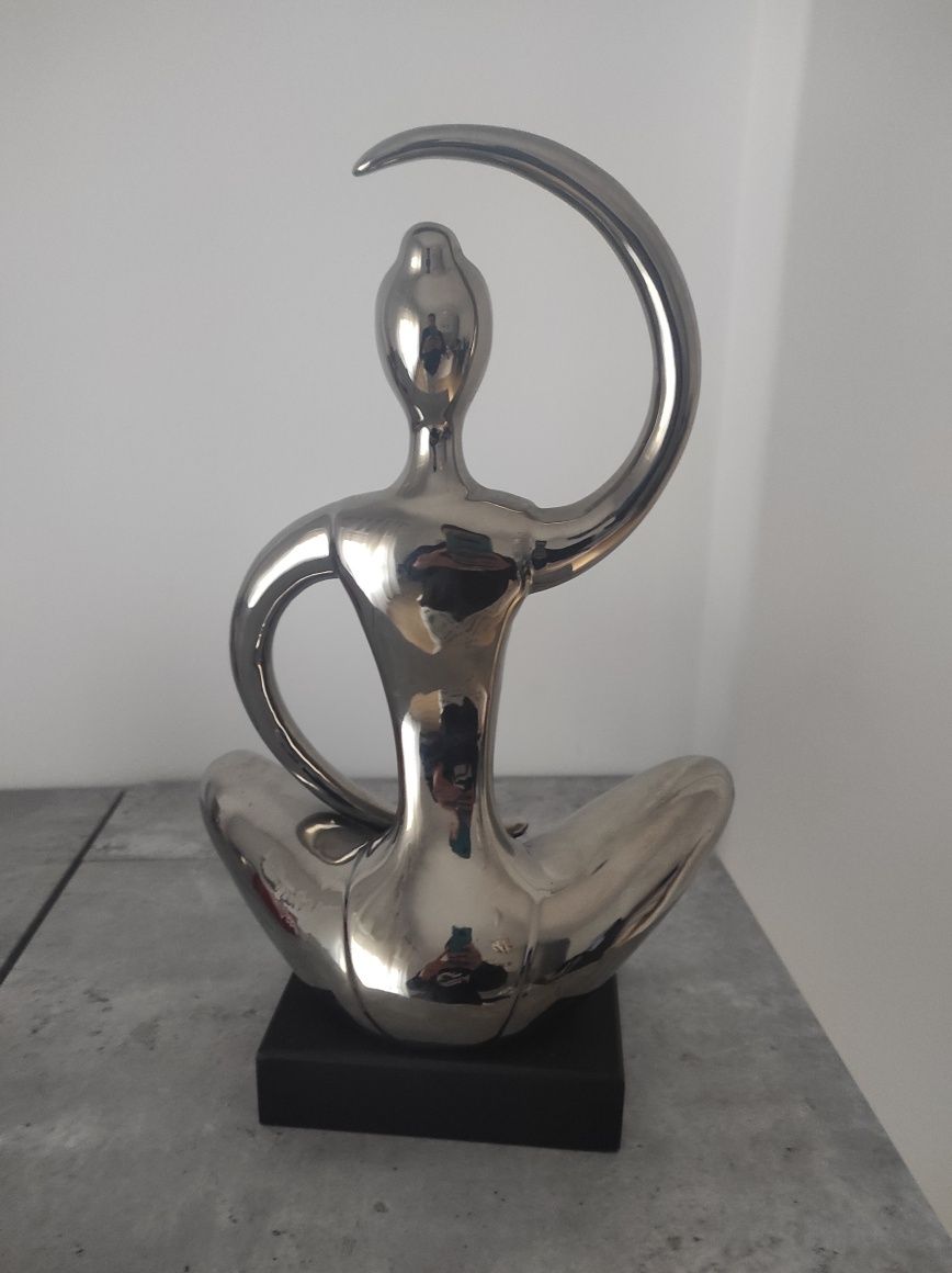 Figura estatueta estátua decorativa yoga ioga lady prateado base preta