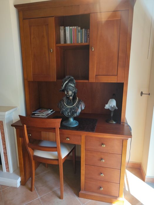Secretaria com estante e cadeira