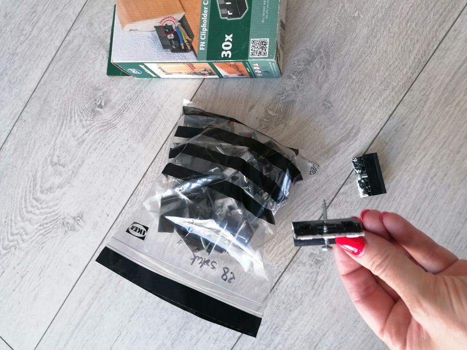 Klipsy do montażu listw przypodłogowych