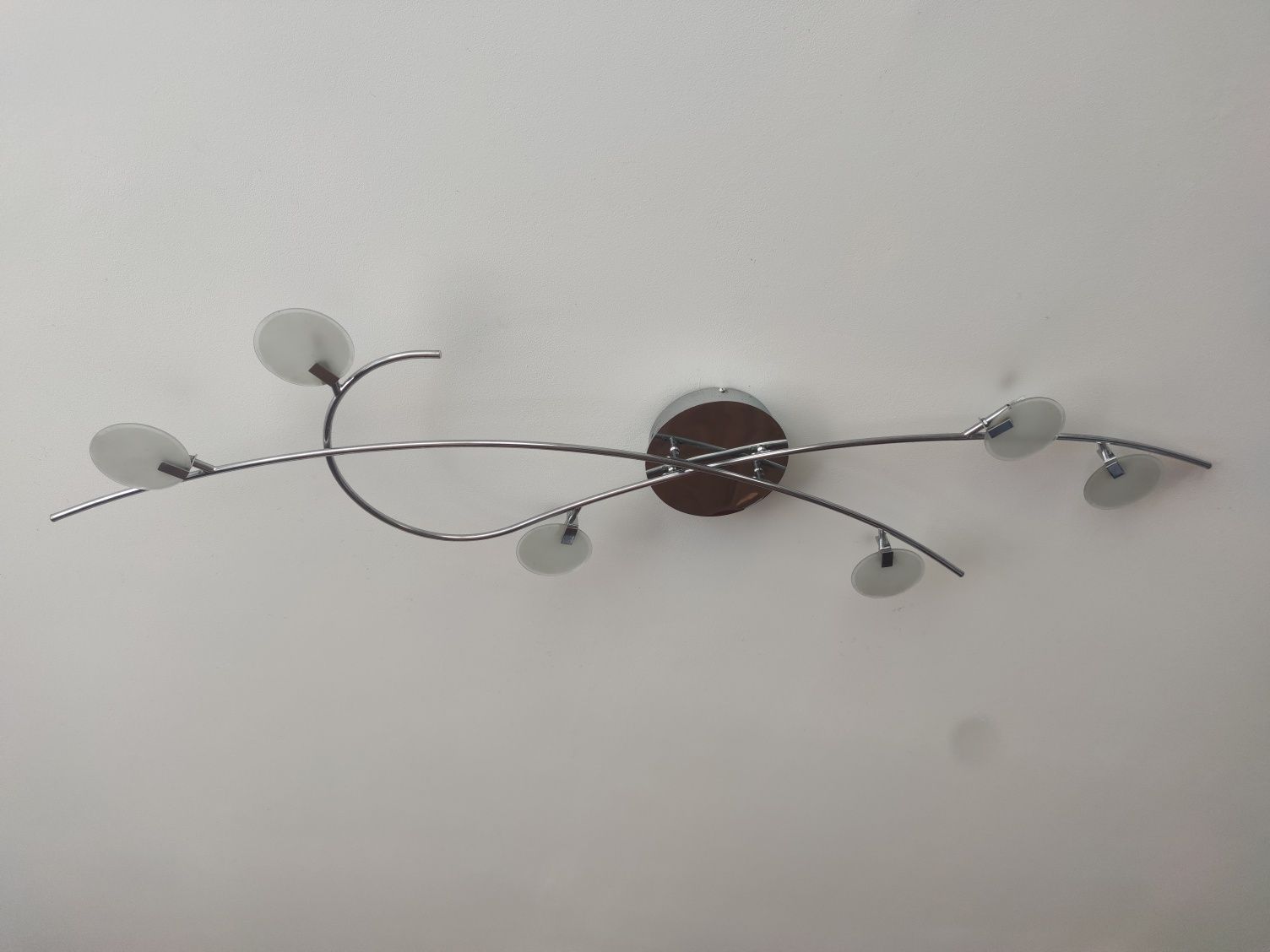Działająca lampa sufitowa srebrna  z żarówkami długość 149 cm