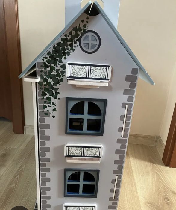 Drewniany domek dla lalek