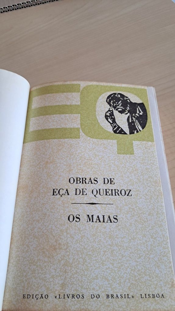 Livro antigo " Os Maias"