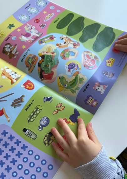 Bluey Sticker book, книга з стікерами Блуї та Бінго, 100+ наліпок