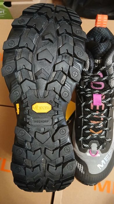 Жіночі туристичні черевики merrell rogue hiker mid gtx підошва vibram