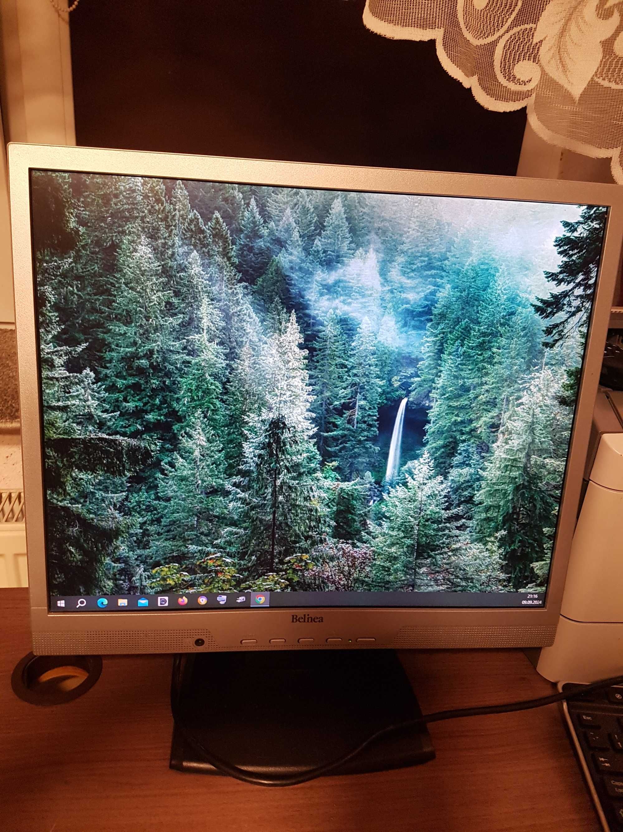 Monitor 19"  kolor