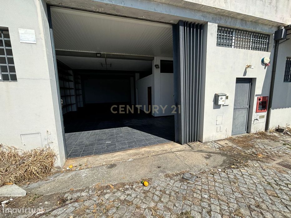 Armazém com 165m2