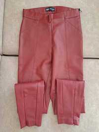 Spodnie skórzane firmy Zara.