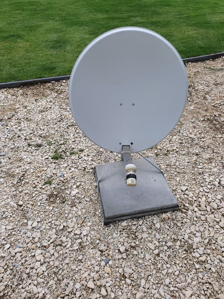 Antena  satelitarna  z postawa