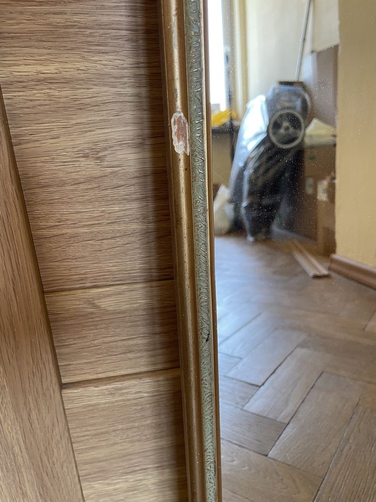 Piękne stare lustro w ramie w złotym kolorze