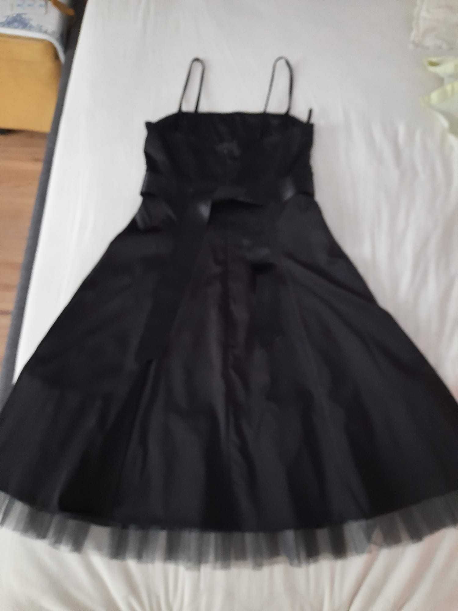 Elegancka sukienka czarna na różne okazje