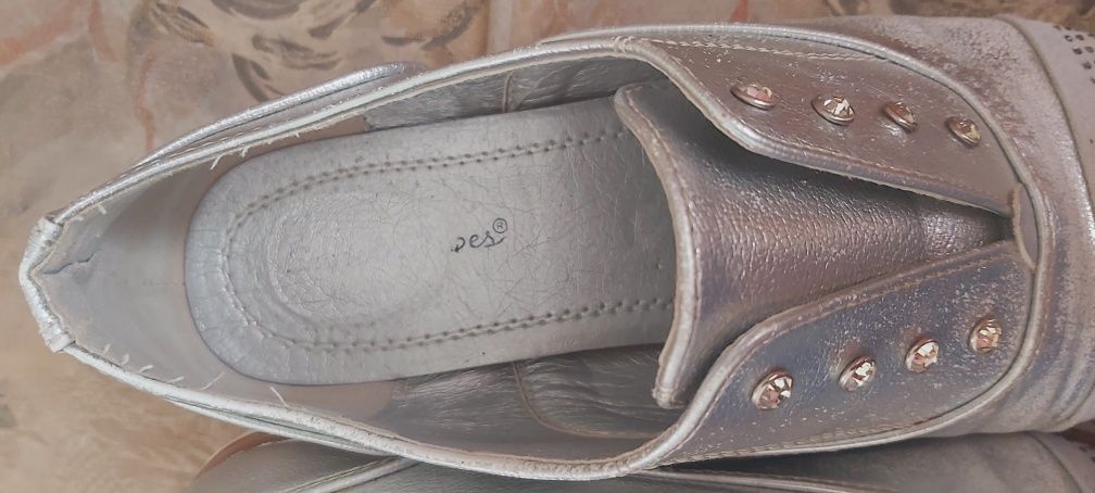 Продам лоферы, с камнями, серебристый цвет 38 размер.