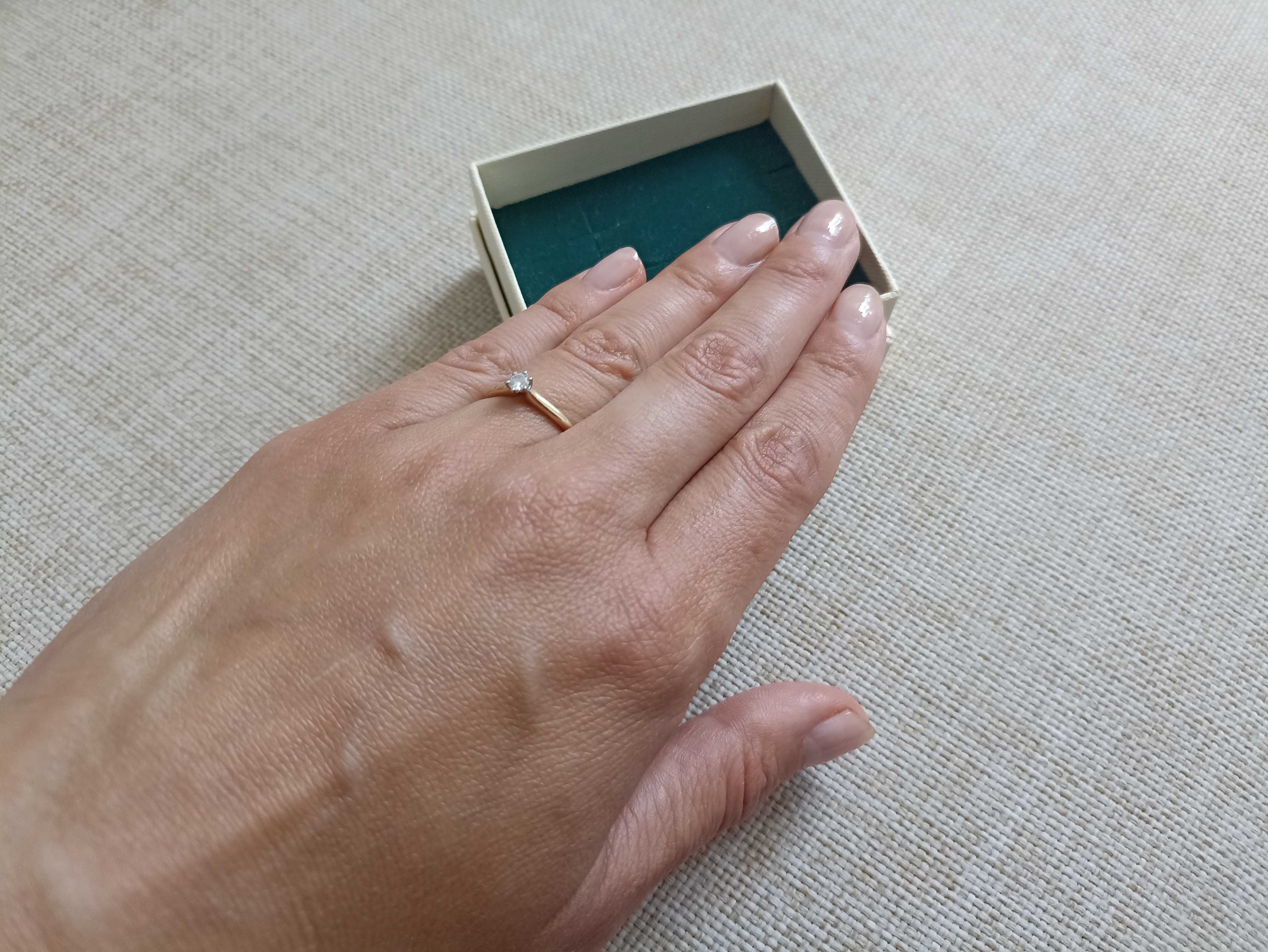 Złoty pierścionek ARENART rozmiar 11 z brylantem o masie 0,14 ct