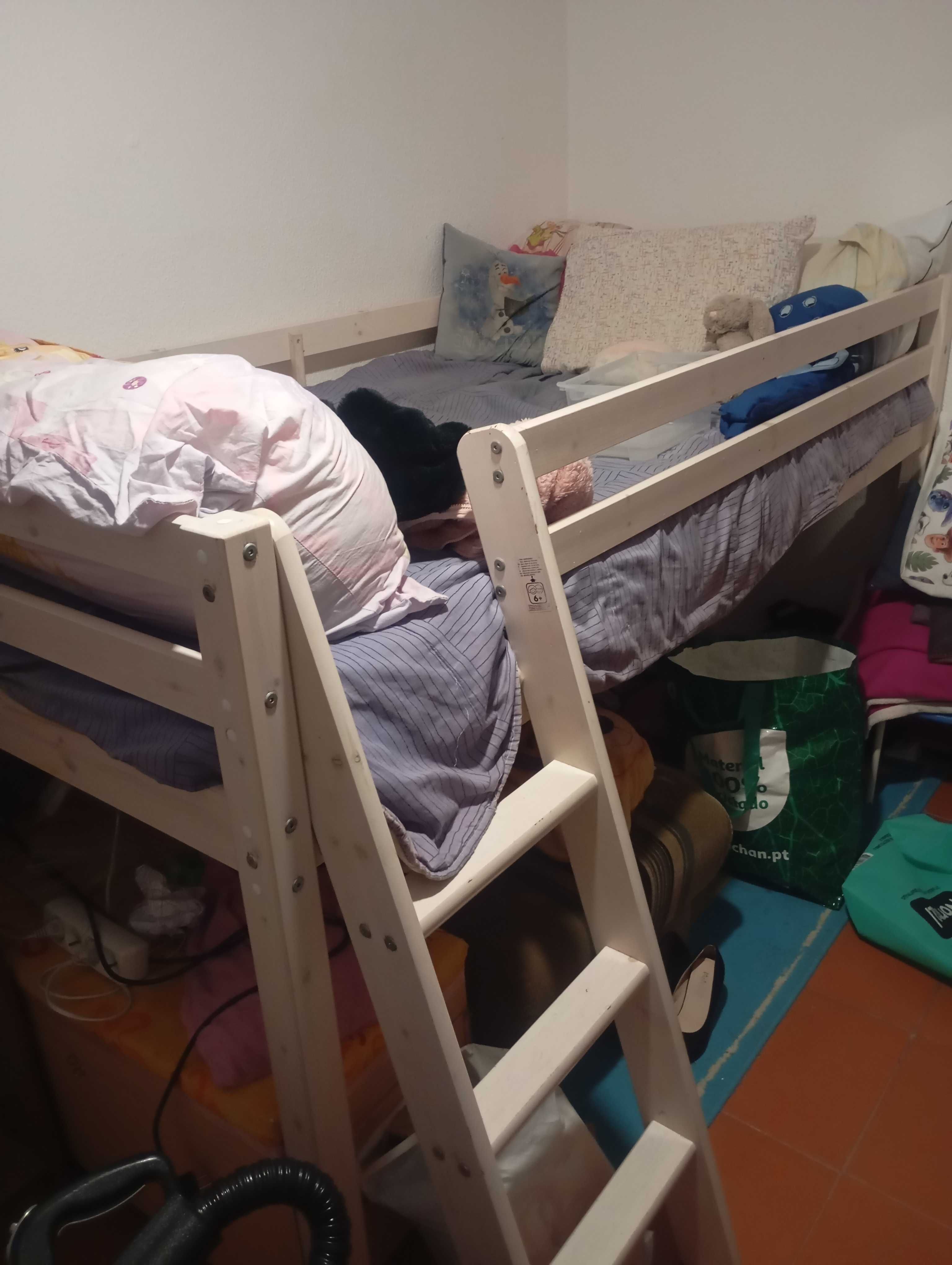 Cama alta de crianca