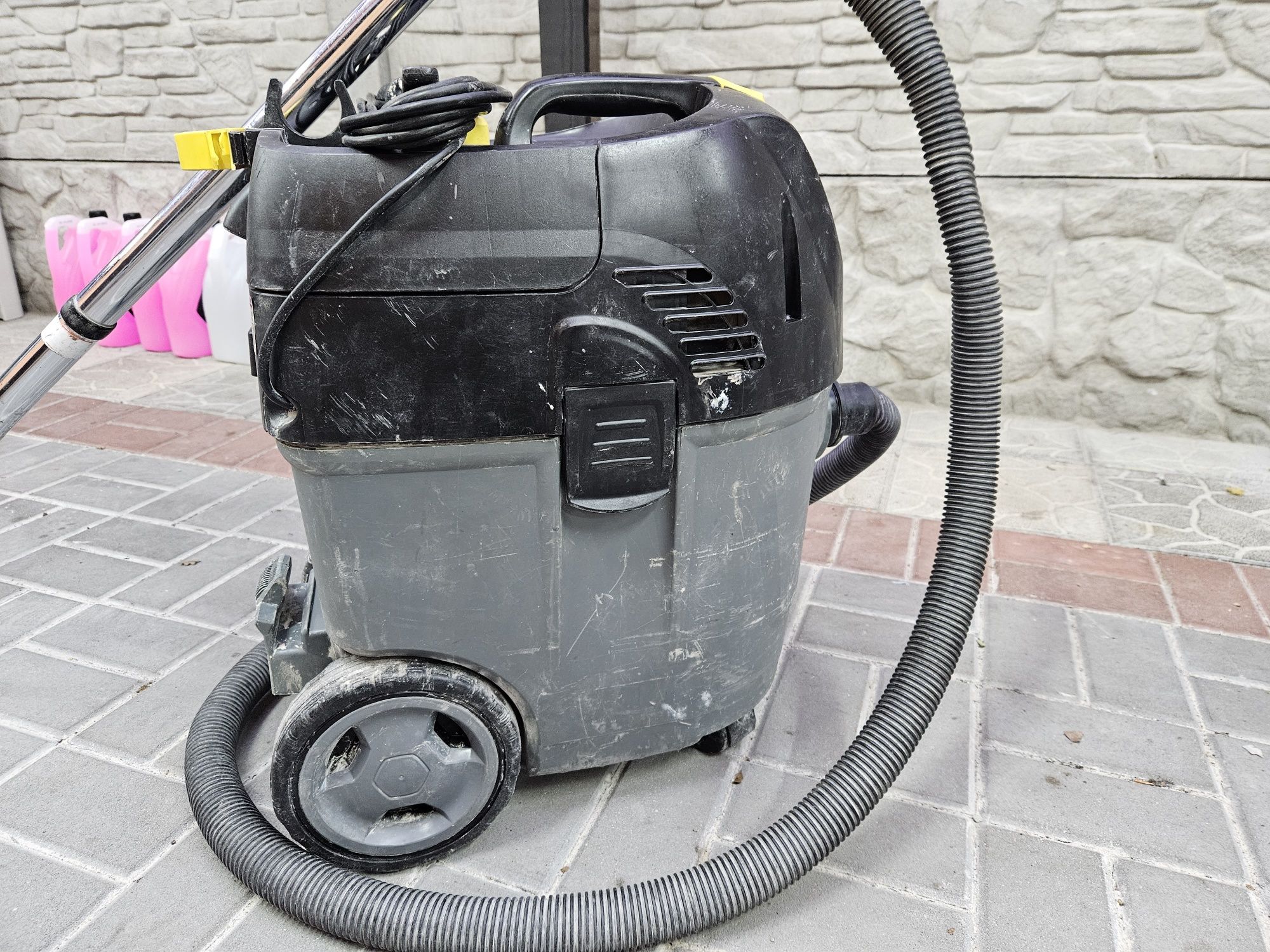 Пилосос для сухого та волого прибирання Karcher NT 35/1 AP