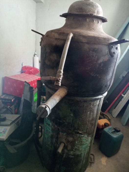 Vendo alambique muito as antigo com todos os acessórios