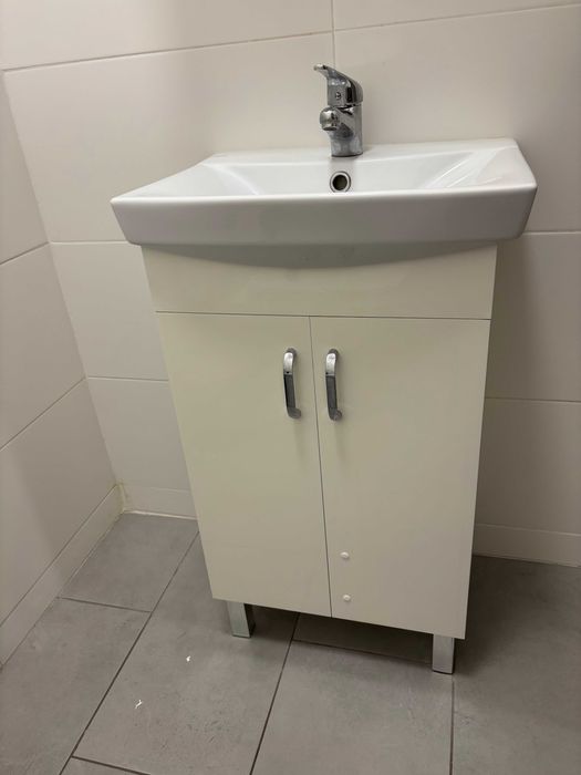 Biała szafka łazienkowa w zestawie z umywalką