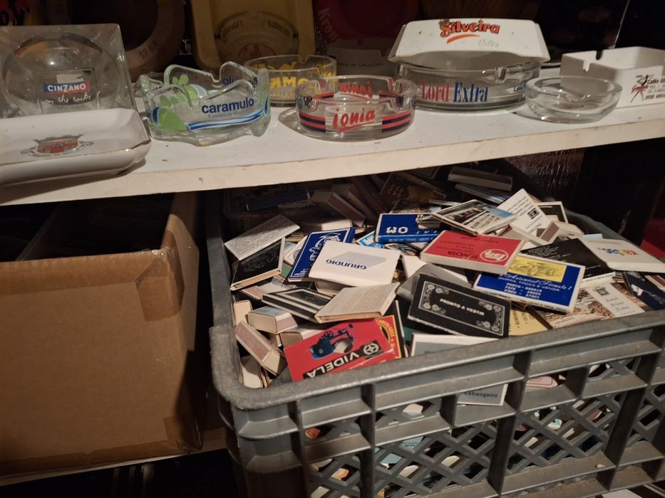 Caixas de fósforos, isqueiros, cinzeiros