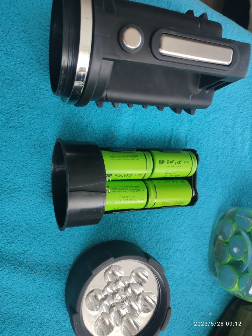 Ładowarka plus akumulatory R20 plus latarka led