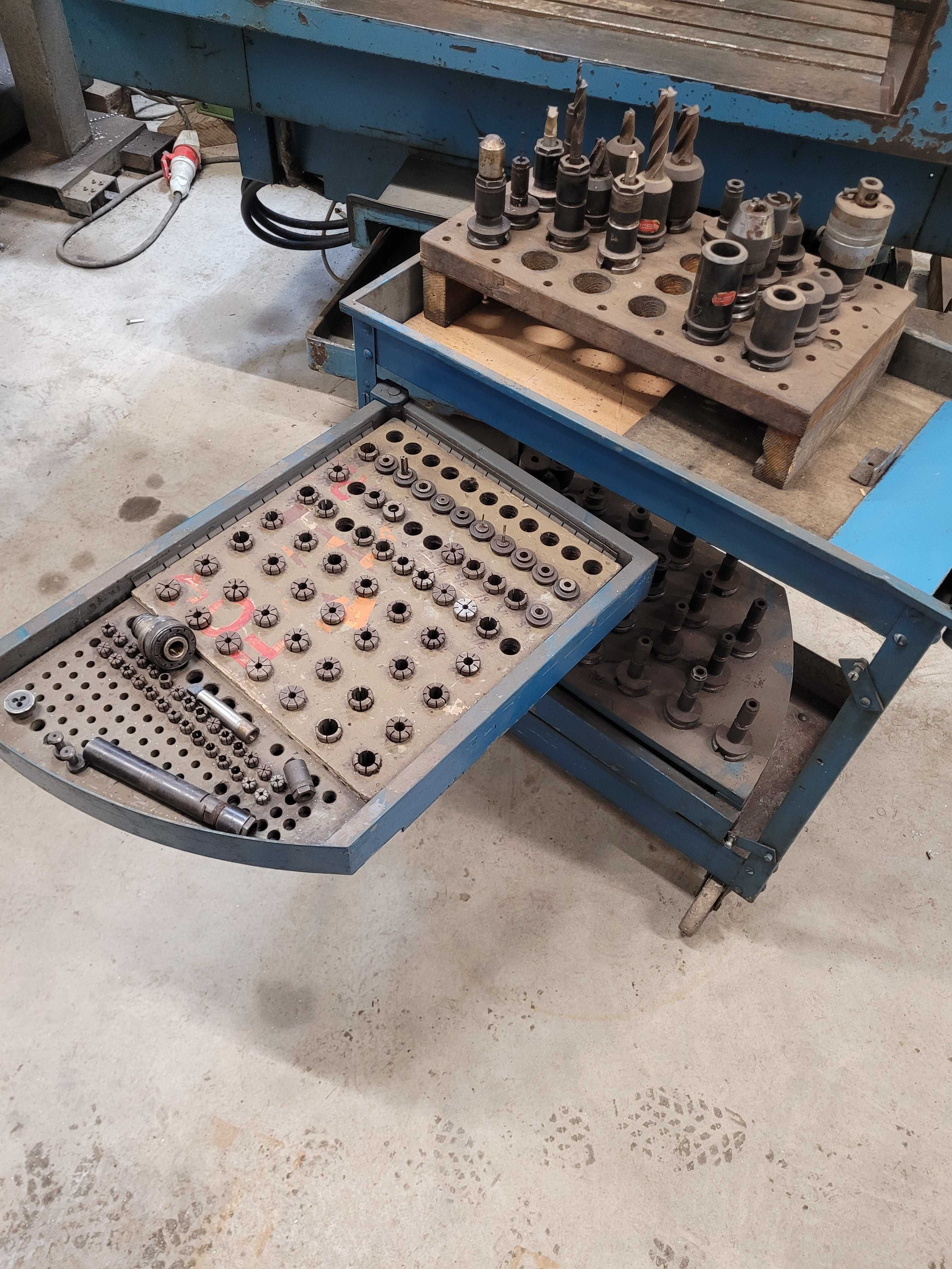 Acromax MX16 centrum obróbcze frezarka Fanuc 11M CNC oprawki BT35