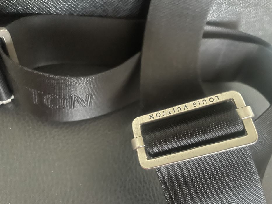 Louis vuitton taiga reporter kuferek okazja