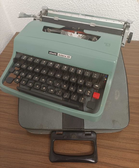 Máquina de escrever Olivetti Lettera 32