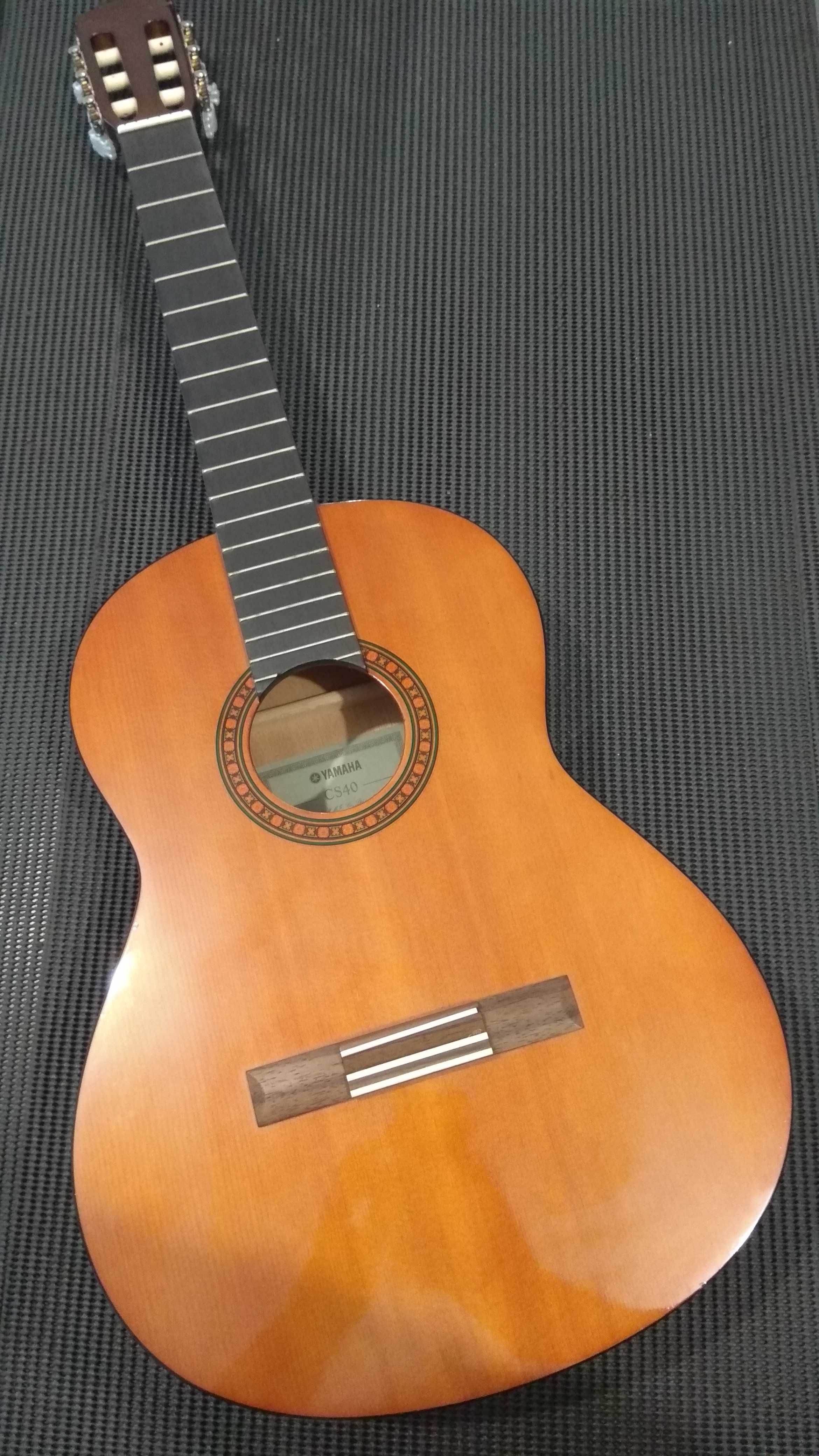 Yamaha tamanho 3/4 (um pouco mais pequena do que a de adulto)
