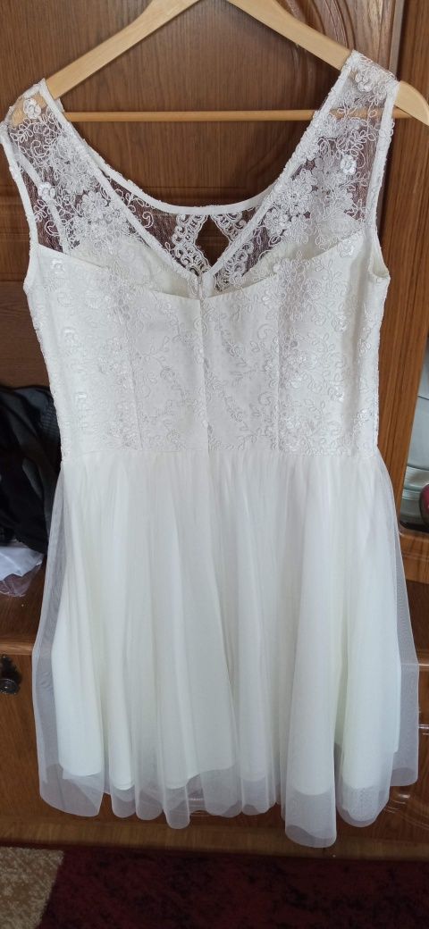 Biała sukienka na rózne okazje