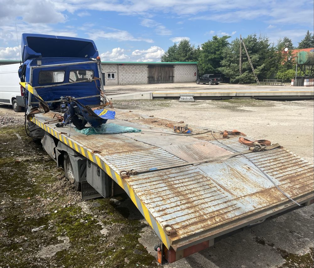 Powypadkowy mercedes atego 817 laweta z 2001 r