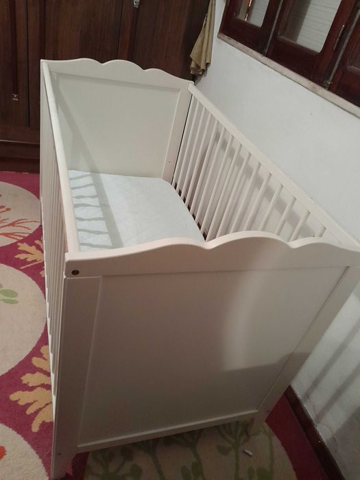 Cama para bebé de madeira