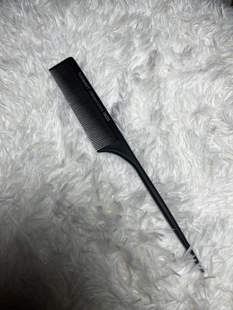 Karbonowy grzebień fryzjerski Toni&Guy, idealny do ulizania włosów