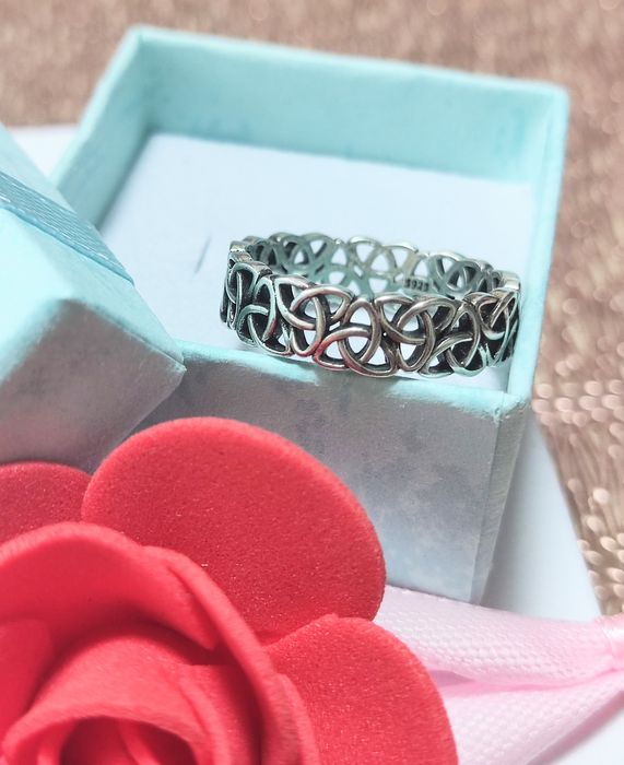 Piękny pierścionek S925 w pudełeczku rozmiar 56