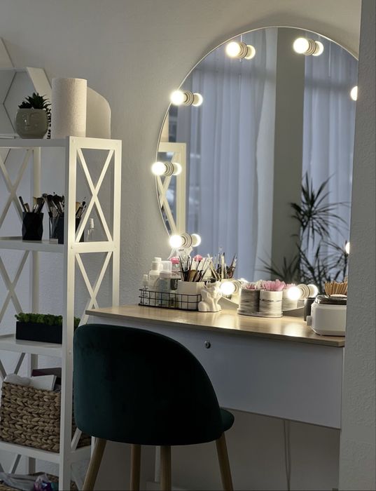 Столик для майстра візажу ,бровиста , дзеркало