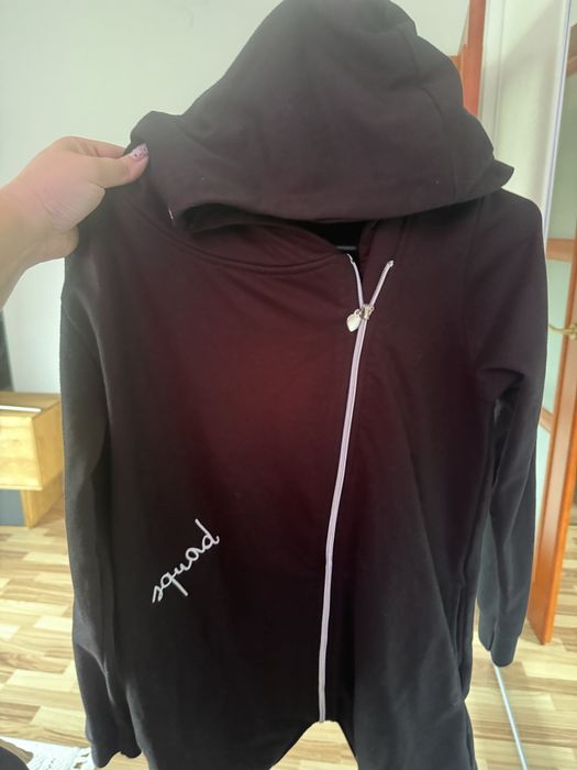 Czarny sweter na zamek