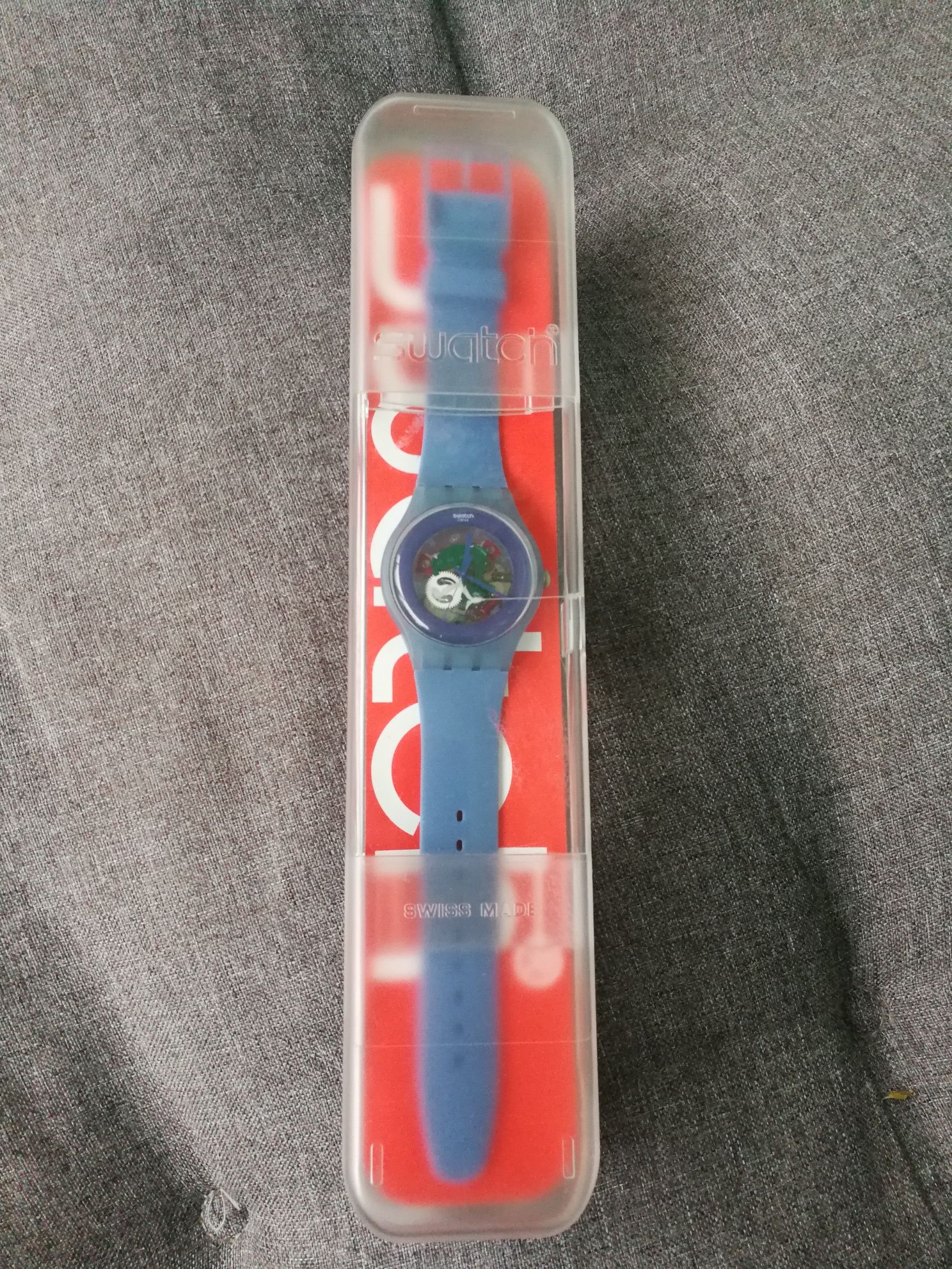 Zegarek Swatch z widocznym mechanizmem