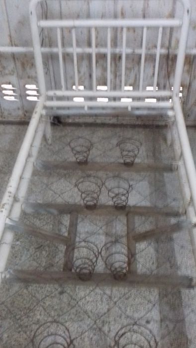 Cama individual em madeira