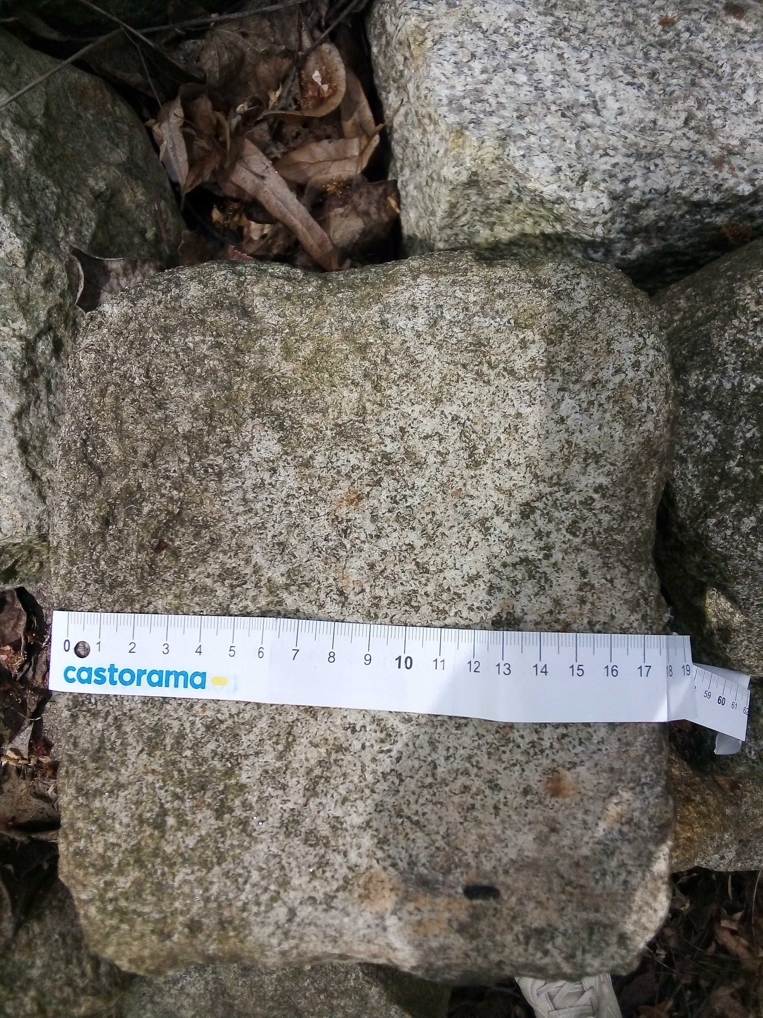Kostka granitowa, duża, około 17x17 cm