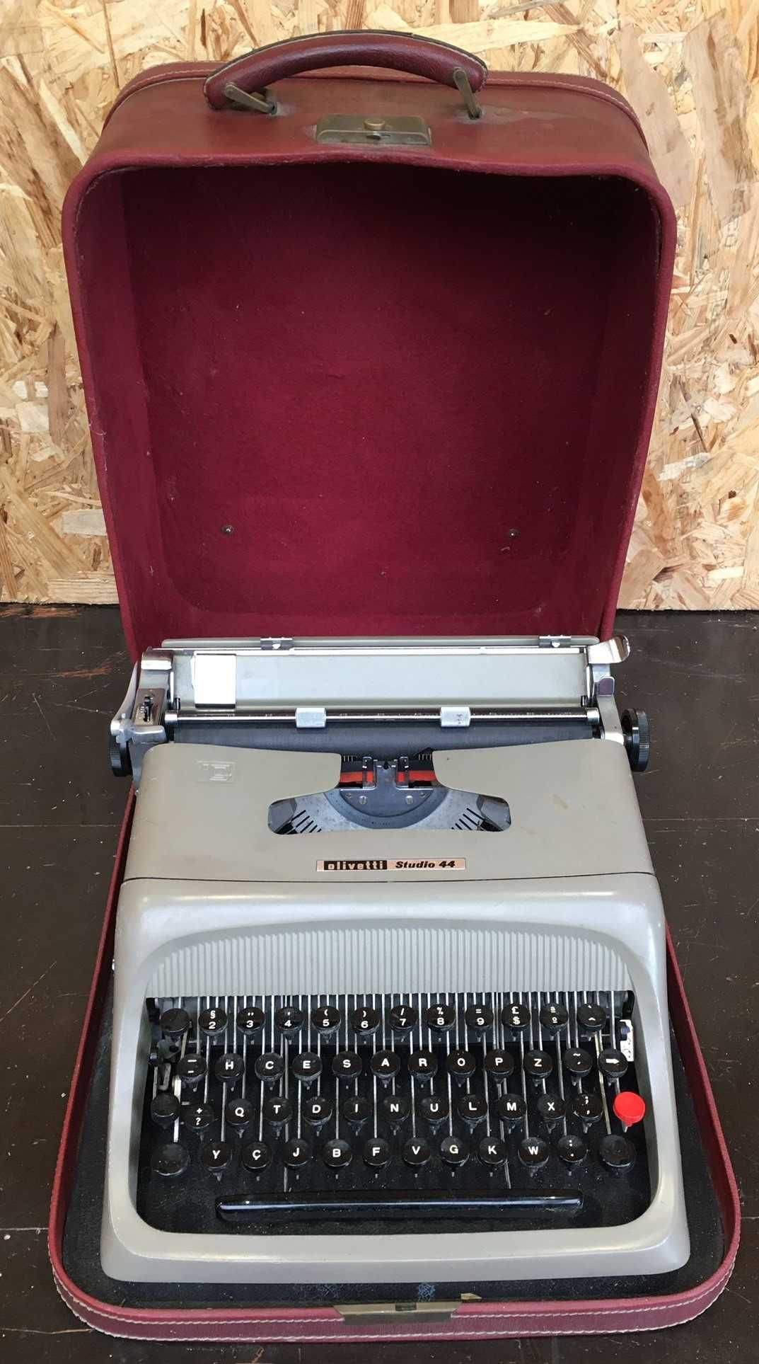 Maquina de escrever antiga Oliveti, a funcionar