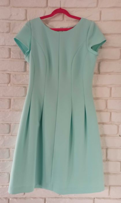 Dopasowana miętowa sukienka