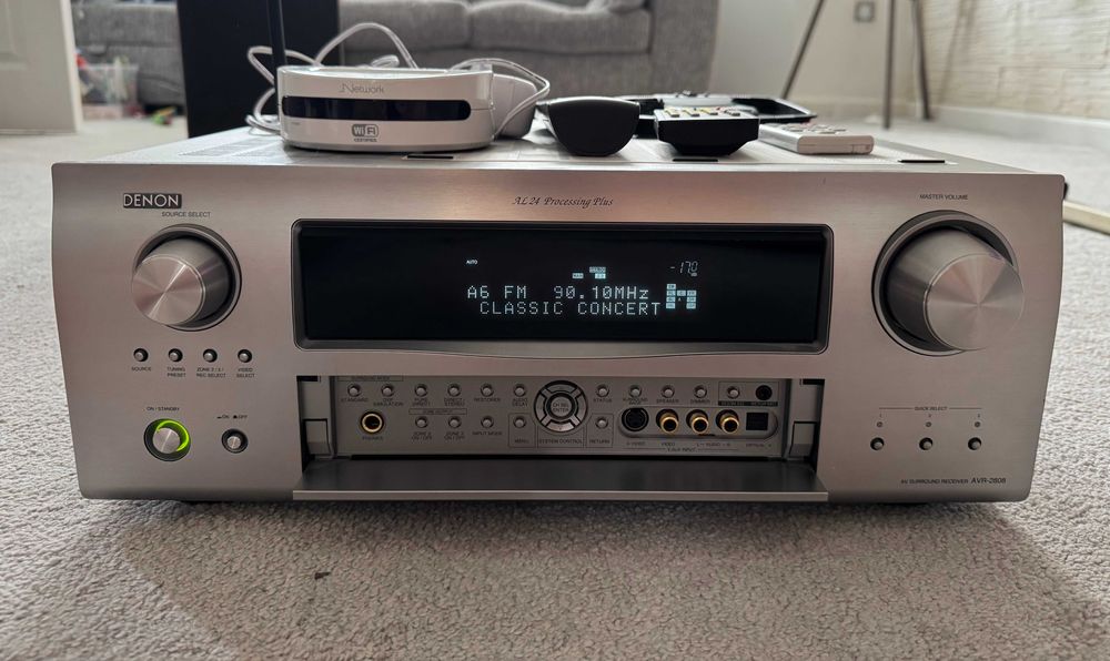 Amplituner Denon AVR-2808 z pilotami i stacją dokującą ASD-3W.