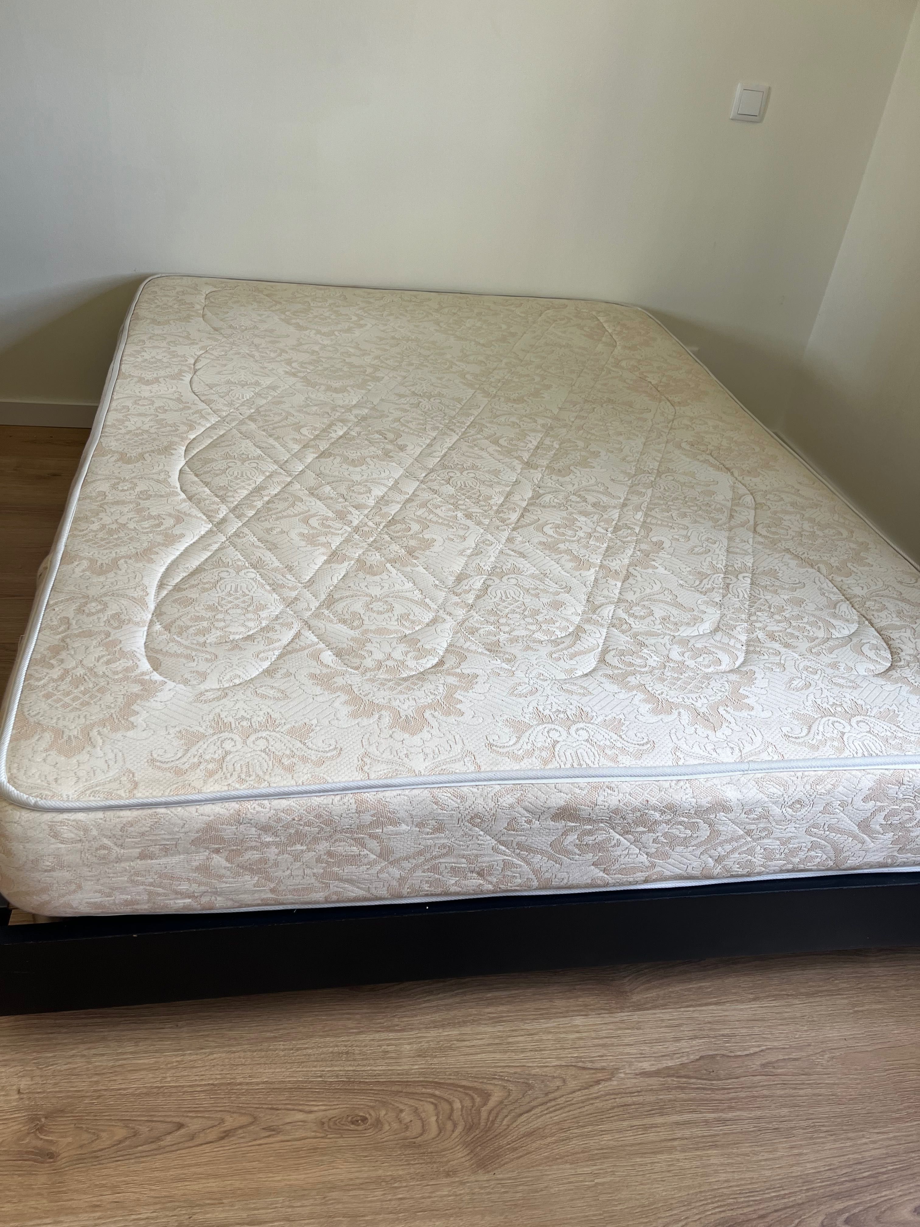Cama com colchão