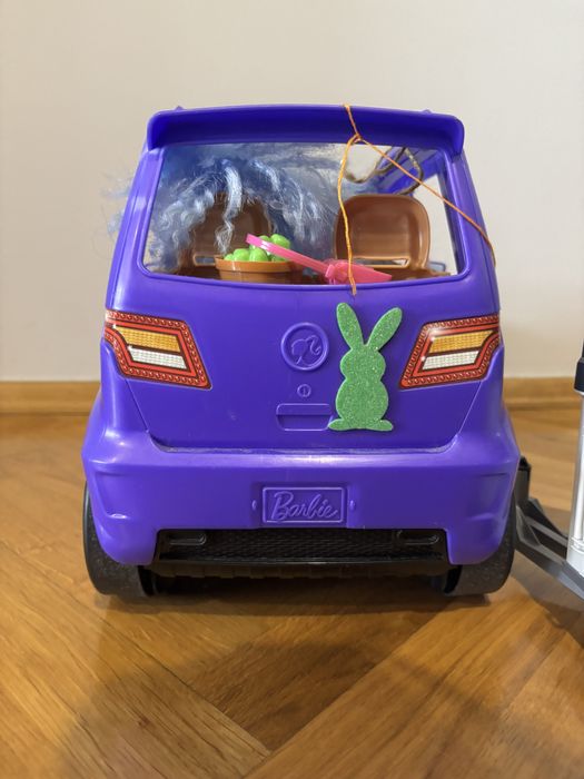 Samochód barbie z lalkami i przyczepą dla koni