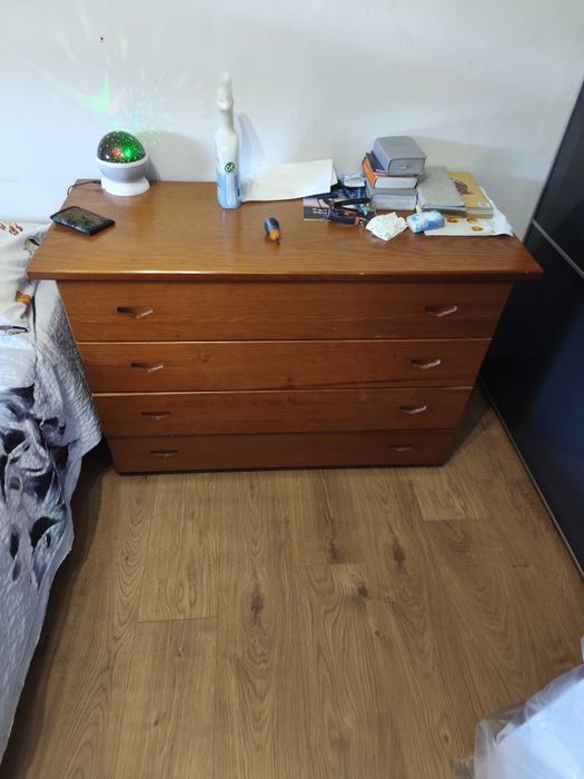 Beliche, cómoda e mesas cabeceira...