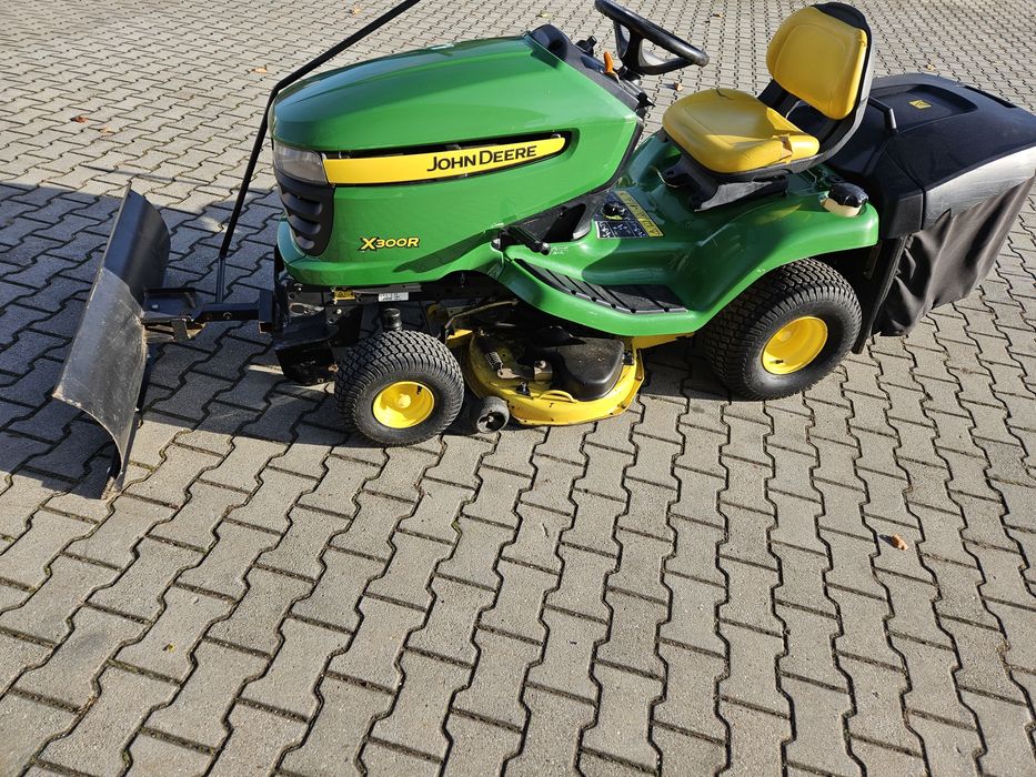 Kosiarka traktorek.  Pług do śniegu John Deere.