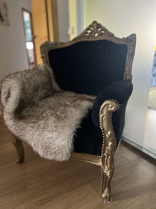 Cadeira estilo Luís XV dourada com estofado a preto elegante