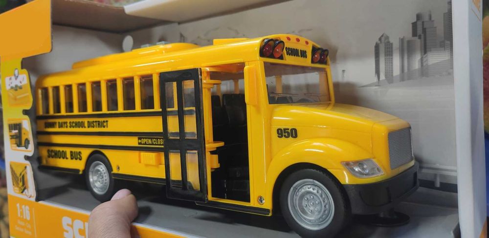 Іграшковий шкільний автобус з дверима, що відчиняються,  рухомі деталі