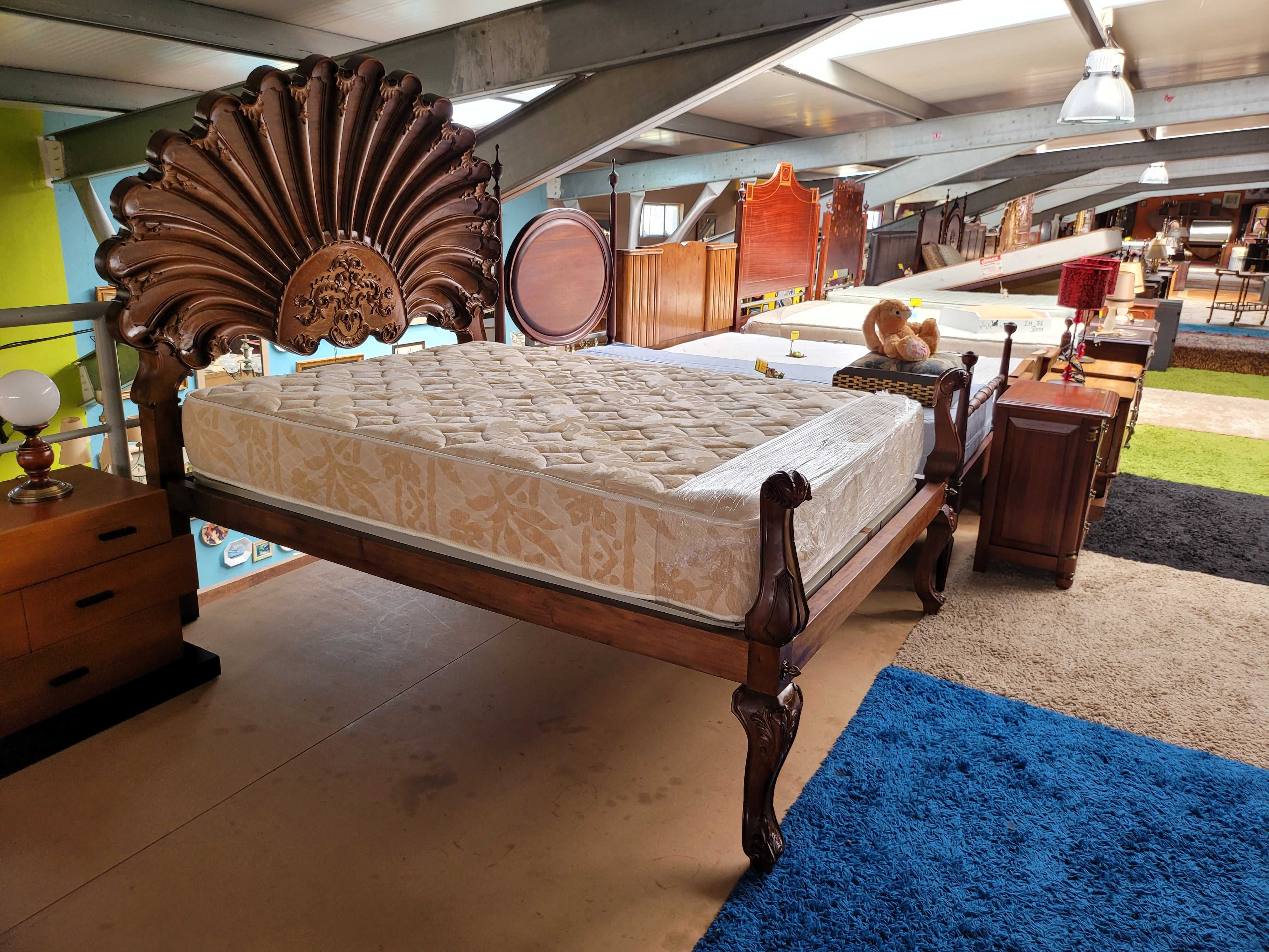 Fantástica cama antiga em madeira maciça com estrado e