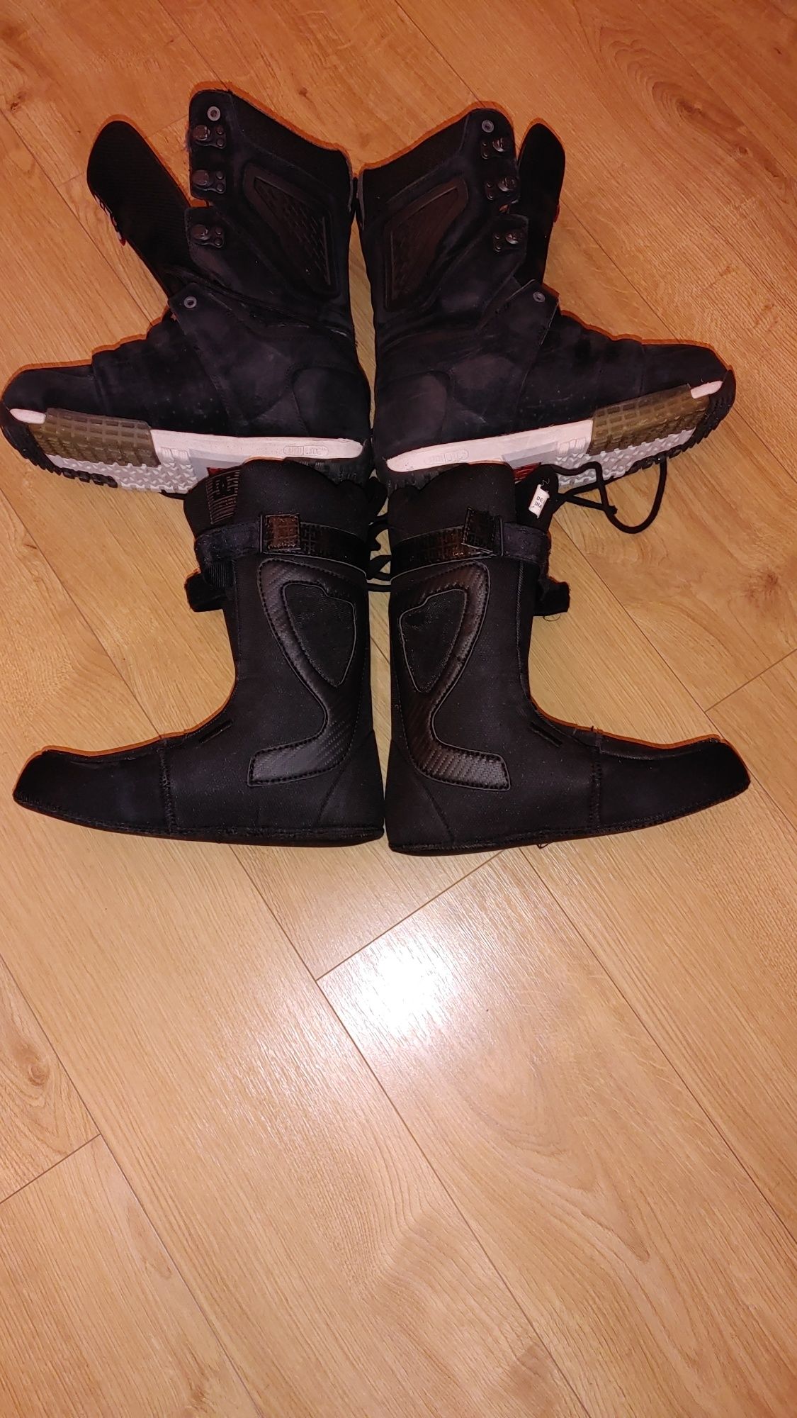 Buty snowboardowe DC czarne wiązane
